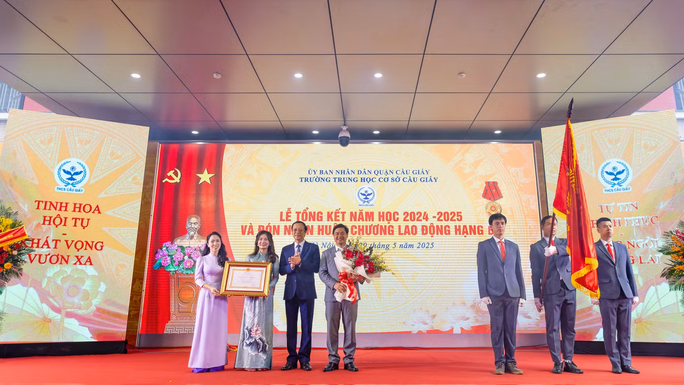 Trường THCS Cầu Giấy vinh dự đón nhận Huân chương Lao động hạng Ba.