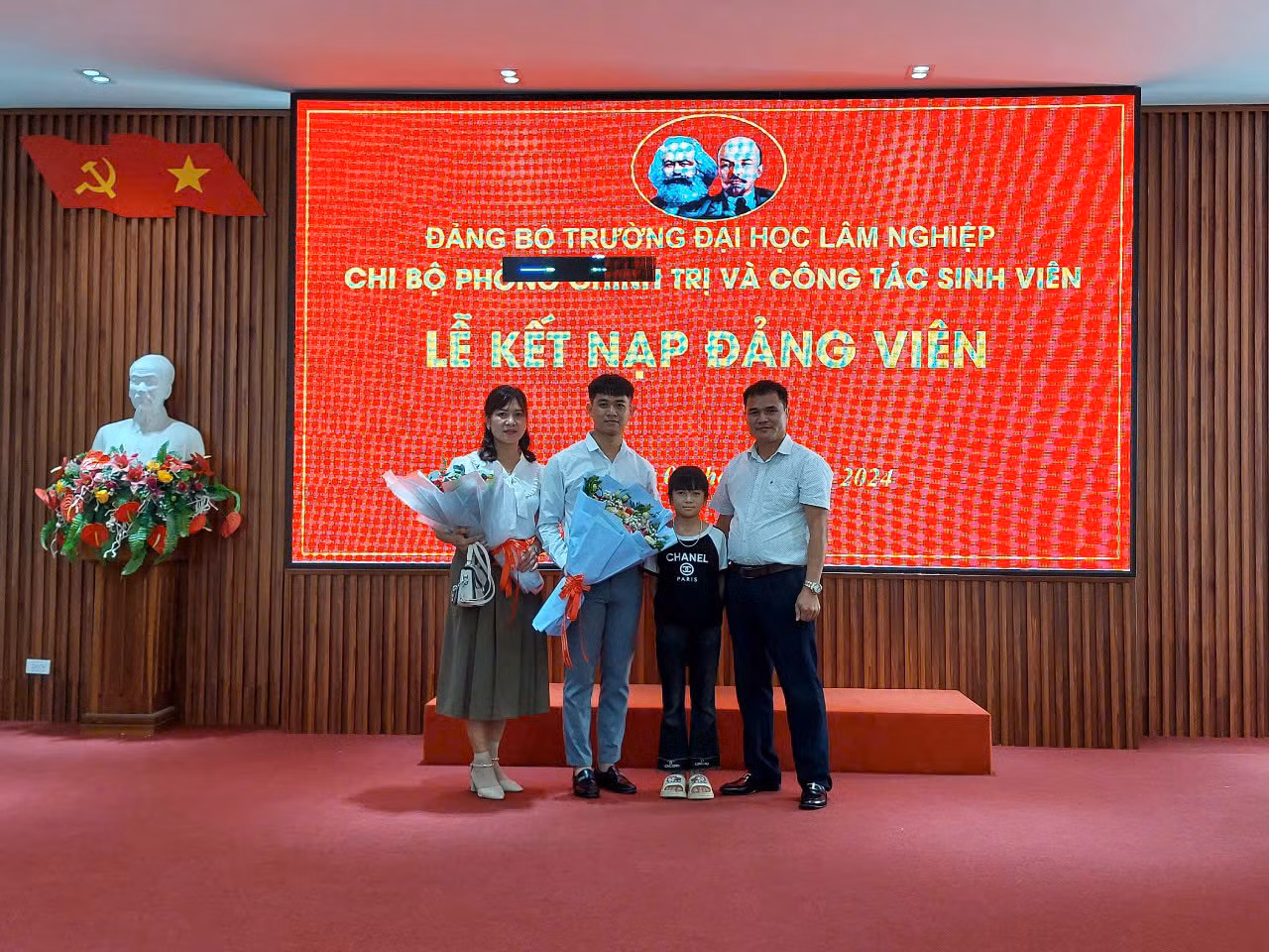 Nam sinh vinh dự được kết nạp vào Đảng Cộng sản Việt Nam.