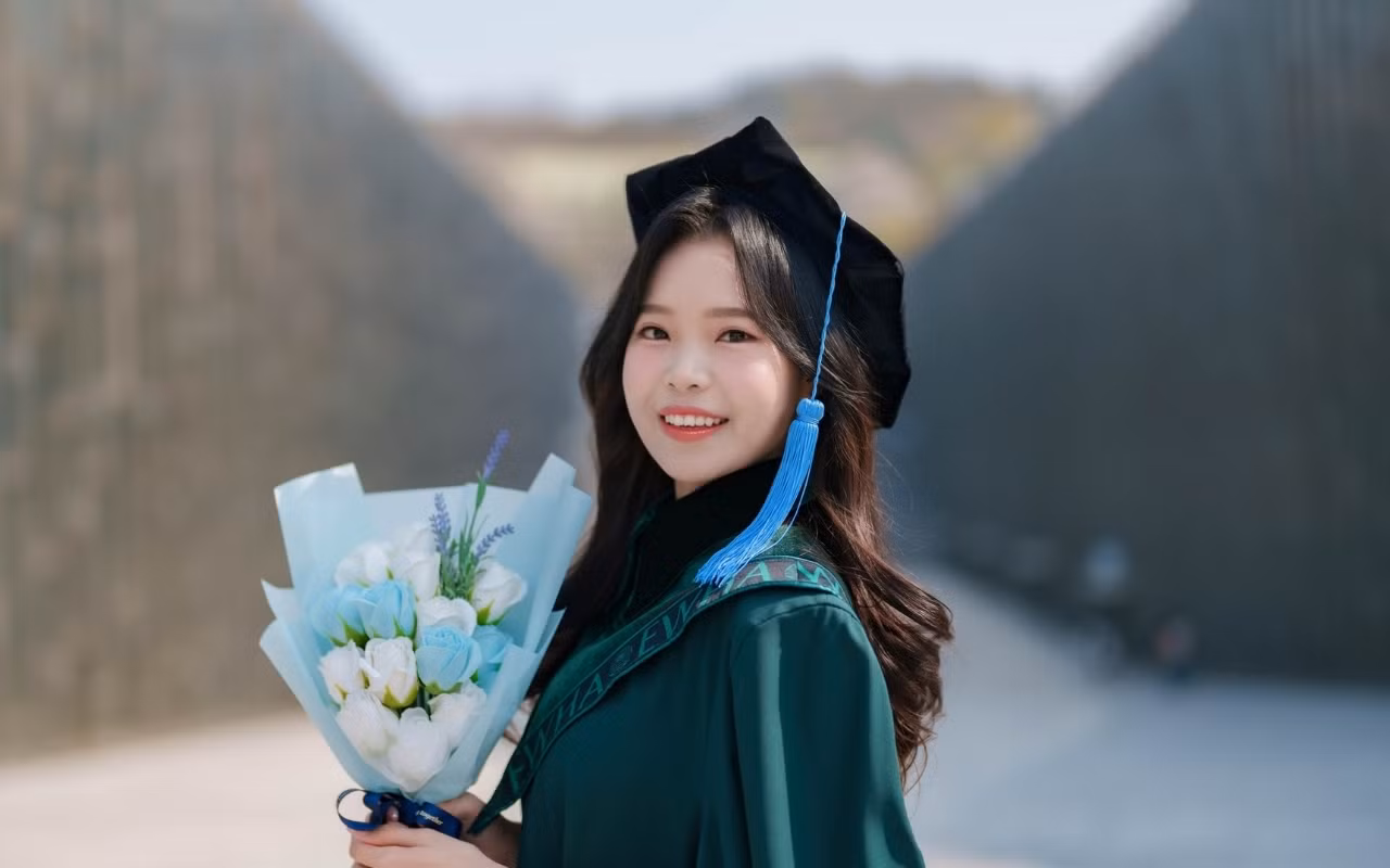 Hương Giang trong ngày tốt nghiệp đại học.