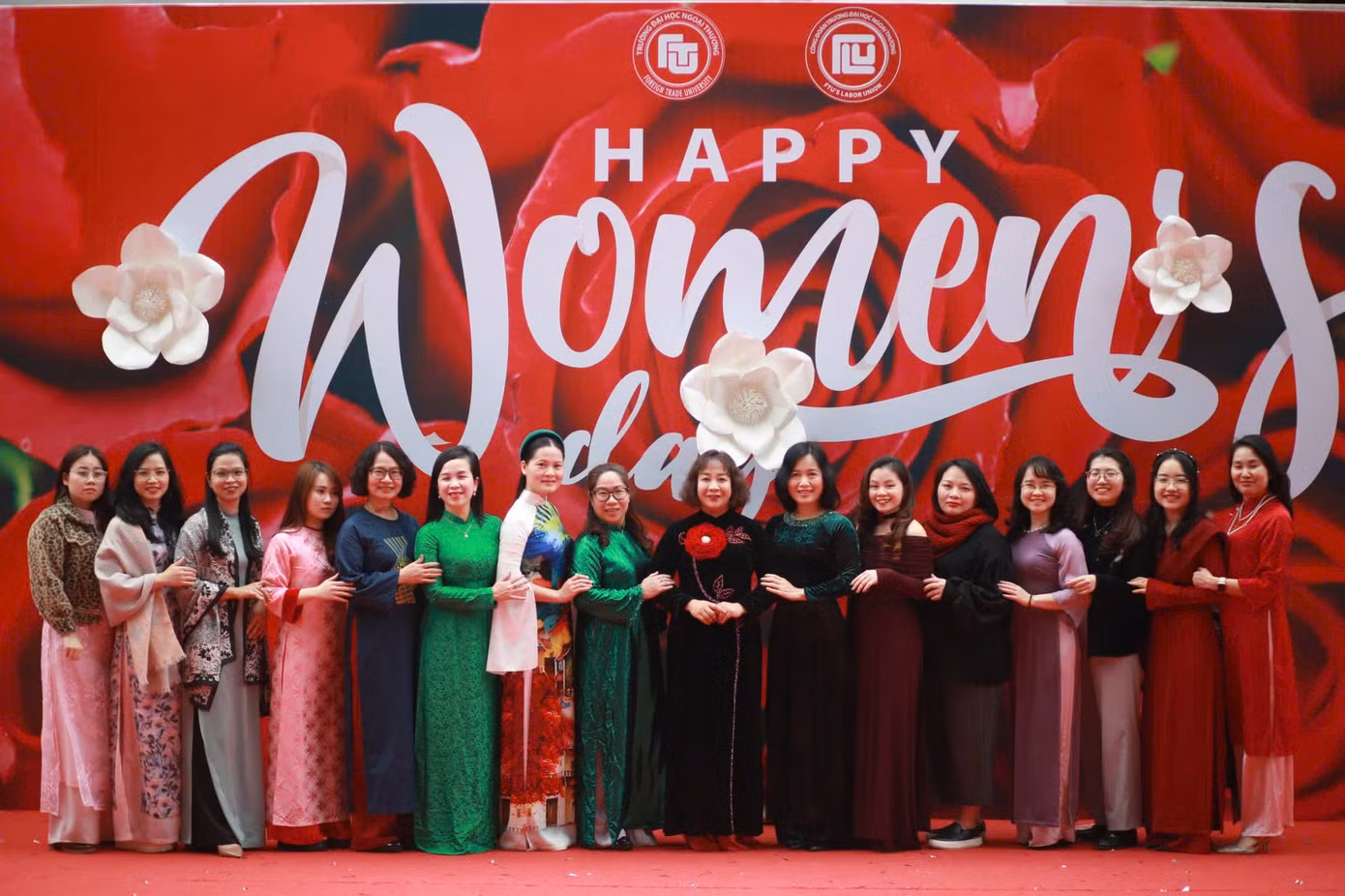 Hoa Minh (đứng thứ hai từ bên phải) cùng các giảng viên nữ của Trường Đại học Ngoại thương trong hoạt động chào mừng ngày Quốc tế Phụ nữ 8/3.