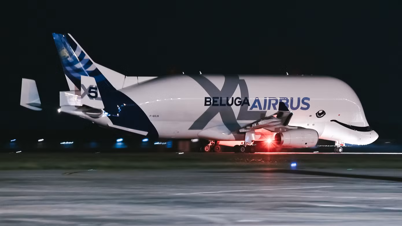"Chiếc máy bay mà tôi cho là đẹp nhất mình từng chụp được là Airbus BelugaXL mang số thứ tự 5, vào ngày 19 tháng 11 năm 2024. Đó cũng là lần đầu tiên dòng máy bay này hạ cánh tại một sân bay của Việt Nam. Dù máy bay đến vào lúc tối muộn, tôi vẫn cố gắng sắp xếp công việc để có mặt tại sân bay. Đây là một dòng máy bay vận tải đặc biệt của chính hãng Airbus, với thiết kế mô phỏng hình dáng loài cá voi trắng sống ở Bắc Cực. Điểm đặc trưng dễ nhận thấy của nó là thân hình khổng lồ, phần đầu máy bay gợi nhớ đến mũi của một con cá voi trắng, hoàn chỉnh với 'đôi mắt' nhấp nháy và 'nụ cười' thân thiện."
