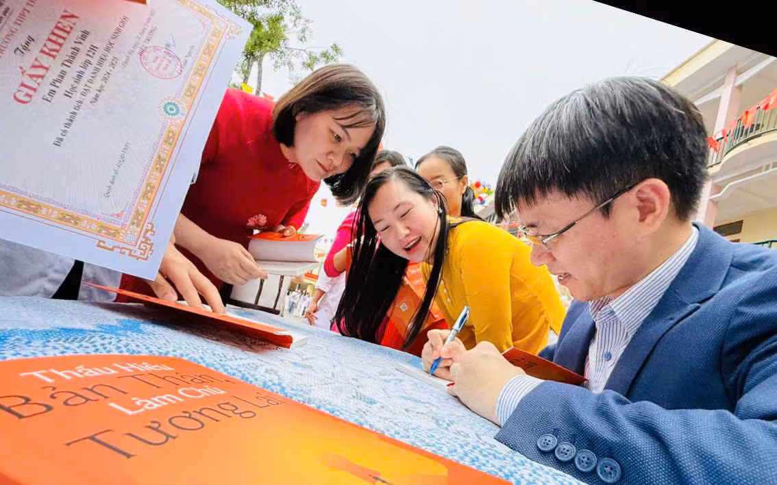 Tác giả, nhà báo Nguyễn Tuấn Anh ký tặng sách các cô giáo Trường THPT Thanh Hà. Tác giả, nhà báo Nguyễn Tuấn Anh ký tặng sách các cô giáo Trường THPT Thanh Hà.