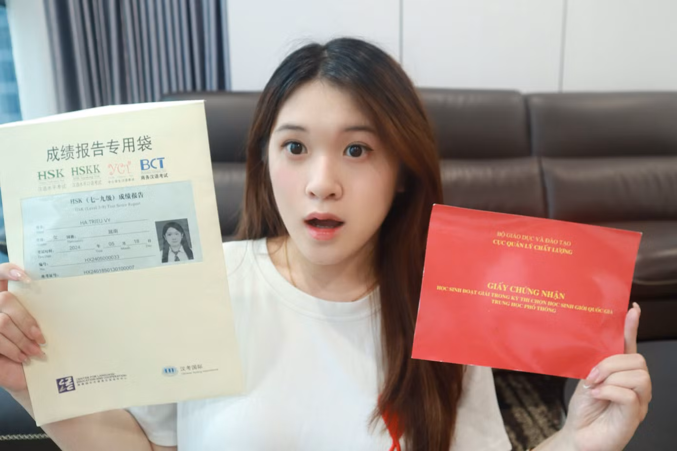 Triệu Vy đạt HSK 6 (258 điểm), HSKK Cấp cao năm lớp 11 và kết thúc bậc trung học với HSK 9 (396 điểm)