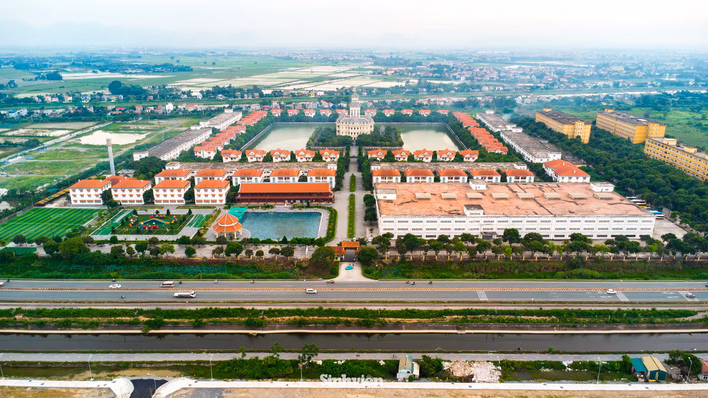 Thực tại ở khu đất Trường Đại học Hà Hoa Tiên hiện nay là một nghịch cảnh trớ trêu. Một bên là những dãy nhà học, ký túc xá của dự án giáo dục đã "chết lâm sàng" suốt cả thập kỷ, chìm trong cảnh hoang tàn. Còn một bên là những dãy nhà hiện đại với những biệt thự khang trang và nổi bật giữa trung tâm là một "tòa lâu đài" lộng lẫy.