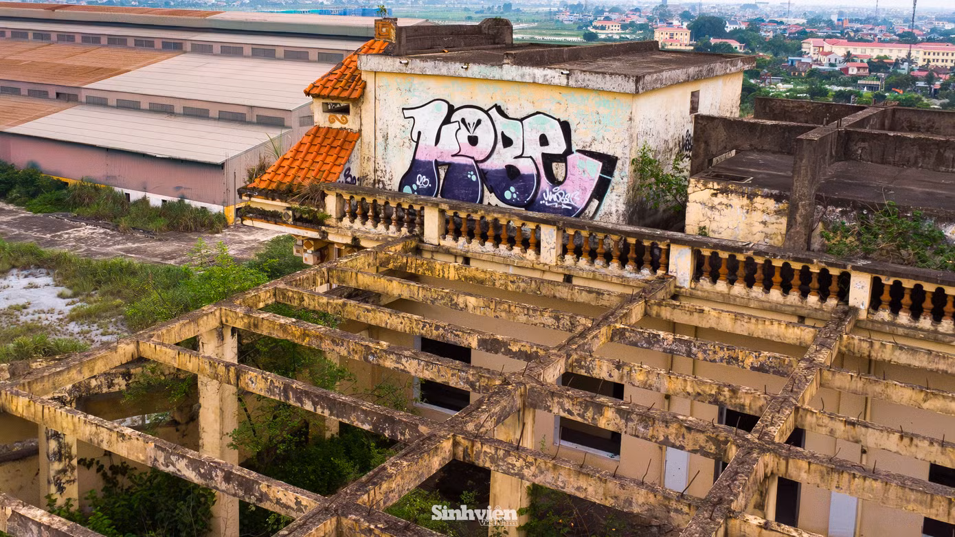 Tòa nhà chính hoang tàn, xuất hiện hình vẽ graffiti trên nóc, bên trong khuôn viên trường còn xuất hiện khu nhà xưởng, tuy nhiên nơi này cũng chung cảnh hoang hoá.