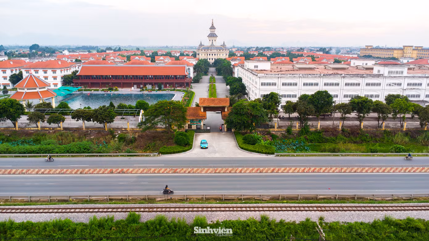 Một phần khu đất lại được khai thác thương mại với dịch vụ cho thuê phòng trọ, bể bơi và sân bóng.