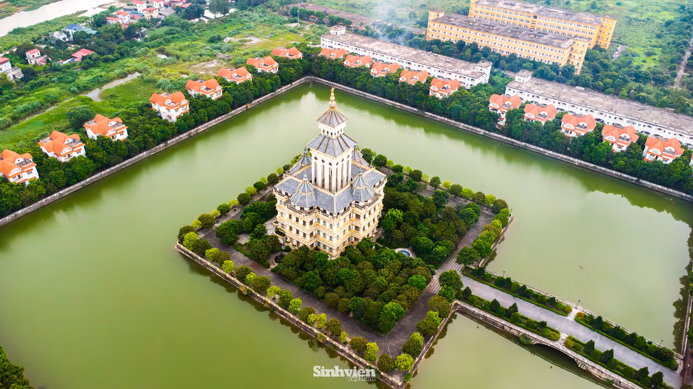 Theo công bố tháng 2/2025 của Cục Thuế tỉnh Hà Nam, cả Trường Đại học Hà Hoa Tiên và đơn vị chủ quản là Công ty Cổ phần Hà Hoa Tiên đều đứng đầu danh sách nợ thuế, với số nợ lần lượt là hơn 58 tỷ và hơn 28 tỷ đồng, tiếp tục tăng đáng kể so với năm trước. Đáng nói, đây là các khoản nợ thuộc diện đã bị cưỡng chế nhưng bất thành.