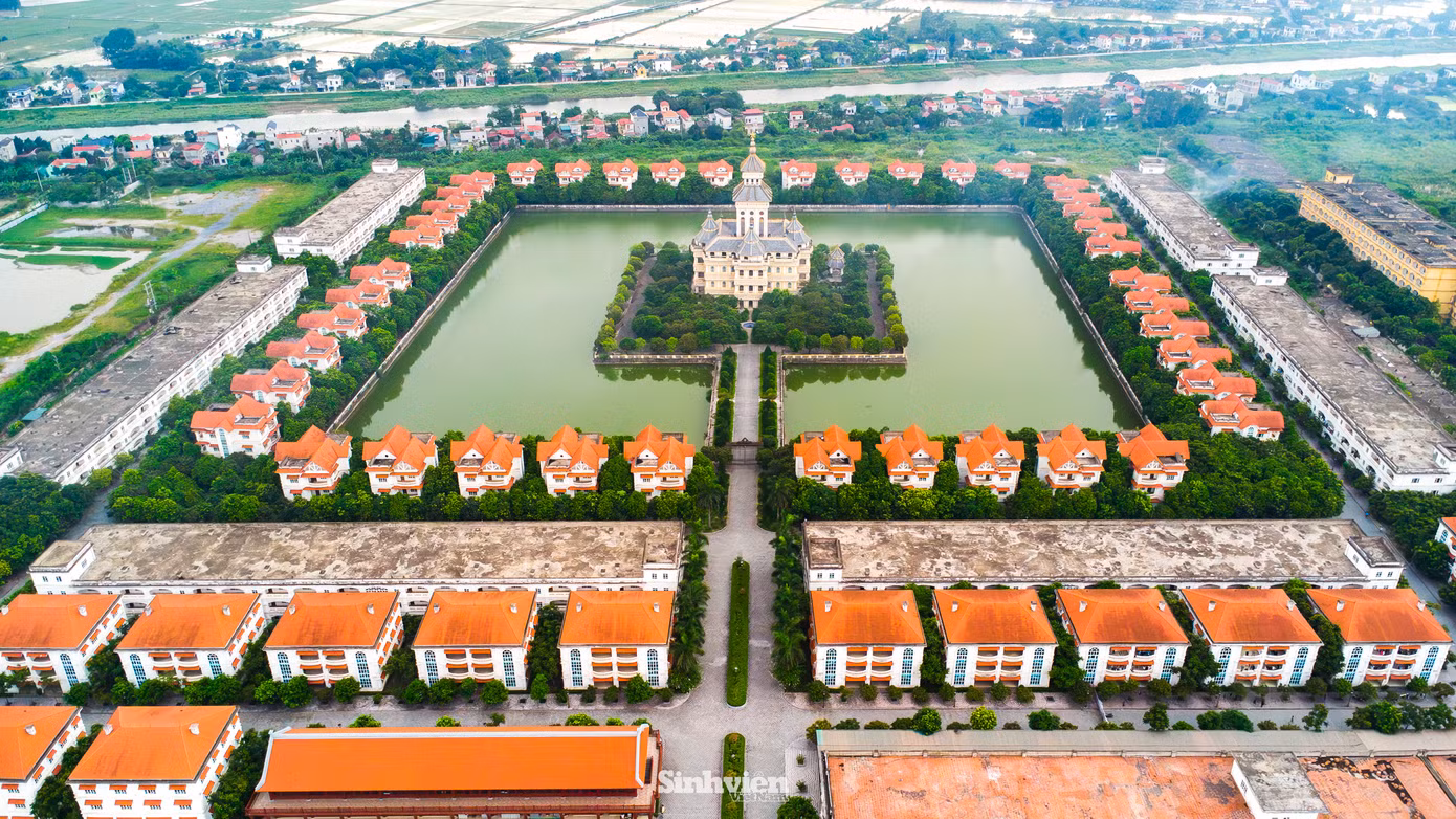 Theo công bố tháng 2/2025 của Cục Thuế tỉnh Hà Nam, cả Trường Đại học Hà Hoa Tiên và đơn vị chủ quản là Công ty Cổ phần Hà Hoa Tiên đều đứng đầu danh sách nợ thuế, với số nợ lần lượt là hơn 58 tỷ và hơn 28 tỷ đồng, tiếp tục tăng đáng kể so với năm trước. Đáng nói, đây là các khoản nợ thuộc diện đã bị cưỡng chế nhưng bất thành.