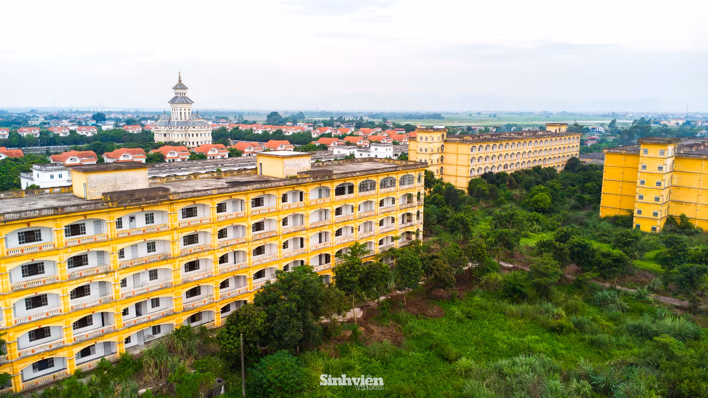 Thực tại ở khu đất Trường Đại học Hà Hoa Tiên hiện nay là một nghịch cảnh trớ trêu. Một bên là những dãy nhà học, ký túc xá của dự án giáo dục đã "chết lâm sàng" suốt cả thập kỷ, chìm trong cảnh hoang tàn. Còn một bên là những dãy nhà hiện đại với những biệt thự khang trang và nổi bật giữa trung tâm là một "tòa lâu đài" lộng lẫy.