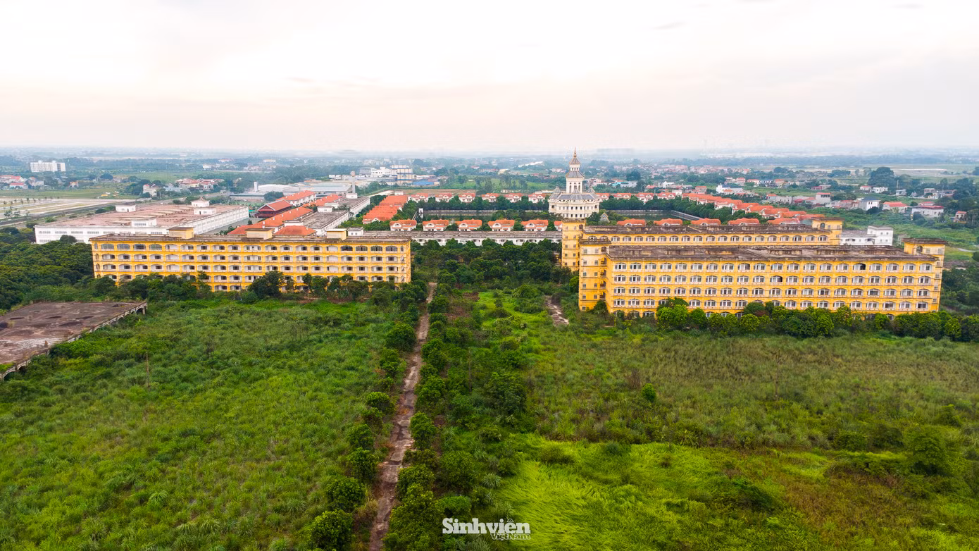 Tuy nhiên, trái với những kỳ vọng ban đầu, ngôi trường này đã không có bóng dáng sinh viên trong hơn một thập kỷ qua. Theo ghi nhận, khuôn viên trường rộng lớn nhưng cỏ dại mọc um tùm, nhiều khu nhà đã xuống cấp nghiêm trọng, tường bong tróc, phủ đầy rêu mốc. Cổng trường luôn trong tình trạng khóa kín, và tấm biển hiệu tên trường cũng đã bị gỡ bỏ.