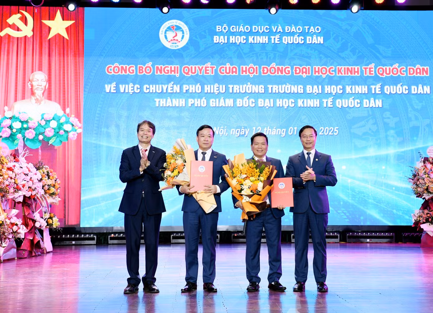 PGS.TS Bùi Đức Thọ - Chủ tịch Hội đồng Đại học trao Nghị Quyết của Hội đồng Đại học và GS.TS Phạm Hồng Chương - Giám đốc Đại học tặng hoa chúc mừng PGS.TS Bùi Huy Nhượng và GS.TS Nguyễn Thành Hiếu - Phó Giám đốc Đại học Kinh tế Quốc dân.