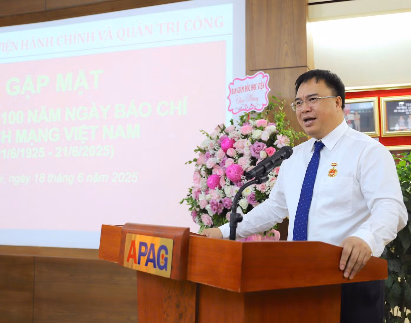 GS.TS. Nguyễn Quốc Sửu, Phó Giám đốc Học viện Hành chính và Quản trị công phát biểu tại buổi gặp mặt.