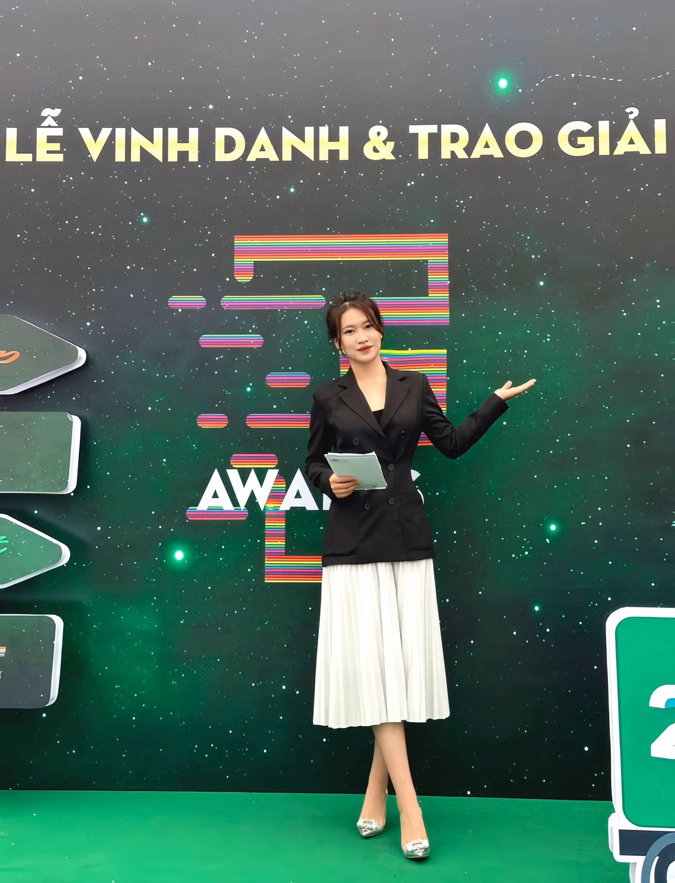 Phương Anh làm MC sự kiện cho Công ty Cổ phần Giao hàng tiết kiệm - Chi nhánh Đài Tư.