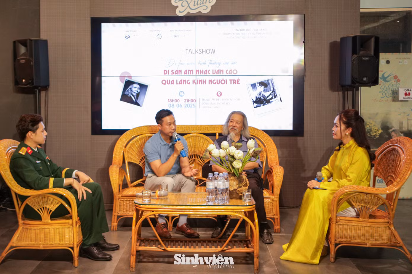 Điểm nhấn của chương trình là buổi talkshow với chủ đề “Đi tìm mùa bình thường mơ ước”với sự góp mặt của: Họa sĩ Văn Thao - con trai trưởng của cố nhạc sĩ Văn Cao; nhà văn Nguyễn Trương Quý và Thiếu úy QNCN, ca sĩ Nguyễn Hữu Hoàng Sơn (Nhà hát Ca Múa Nhạc Quân Đội). Điểm nhấn của chương trình là buổi talkshow với chủ đề “Đi tìm mùa bình thường mơ ước”với sự góp mặt của: Họa sĩ Văn Thao - con trai trưởng của cố nhạc sĩ Văn Cao; nhà văn Nguyễn Trương Quý và Thiếu úy QNCN, ca sĩ Nguyễn Hữu Hoàng Sơn (Nhà hát Ca Múa Nhạc Quân Đội).