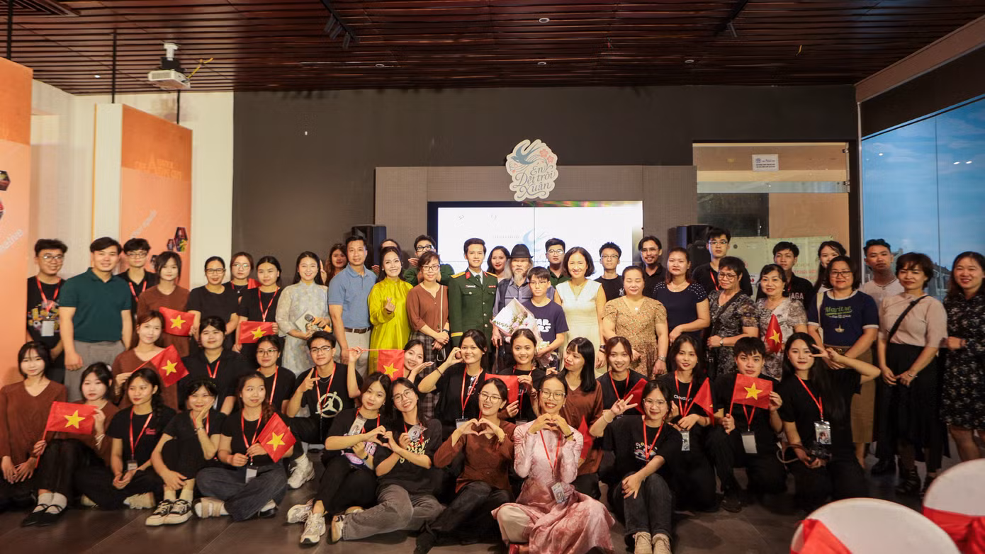 Bạn Lưu Gia Linh, trưởng ban tổ chức dự án, chia sẻ: “Dự án là lời khẳng định của thế hệ trẻ về tình yêu với âm nhạc và những giá trị nghệ thuật trường tồn của nhạc sĩ Văn Cao. Không dừng lại ở việc tôn vinh, đây còn là hành trình trở về để cảm, để hiểu và kể lại bằng ngôn ngữ của hôm nay. Chúng em mong muốn những thanh âm quen thuộc ấy sẽ tiếp tục lan tỏa tới nhiều thế hệ sau”. Bạn Lưu Gia Linh, trưởng ban tổ chức dự án, chia sẻ: “Dự án là lời khẳng định của thế hệ trẻ về tình yêu với âm nhạc và những giá trị nghệ thuật trường tồn của nhạc sĩ Văn Cao. Không dừng lại ở việc tôn vinh, đây còn là hành trình trở về để cảm, để hiểu và kể lại bằng ngôn ngữ của hôm nay. Chúng em mong muốn những thanh âm quen thuộc ấy sẽ tiếp tục lan tỏa tới nhiều thế hệ sau”.