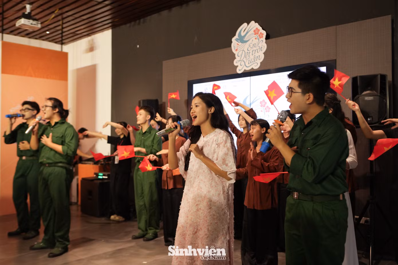 Các tiết mục biểu diễn được dàn dựng công phu xoay quanh những tác phẩm nổi bật của nhạc sĩ Văn Cao như Làng tôi, Ngày mùa, Tiến về Hà Nộivà Mùa xuân đầu tiên, mang đến không gian nghệ thuật kết hợp giữa truyền thống và hơi thở đương đại. Các tiết mục biểu diễn được dàn dựng công phu xoay quanh những tác phẩm nổi bật của nhạc sĩ Văn Cao như Làng tôi, Ngày mùa, Tiến về Hà Nộivà Mùa xuân đầu tiên, mang đến không gian nghệ thuật kết hợp giữa truyền thống và hơi thở đương đại.