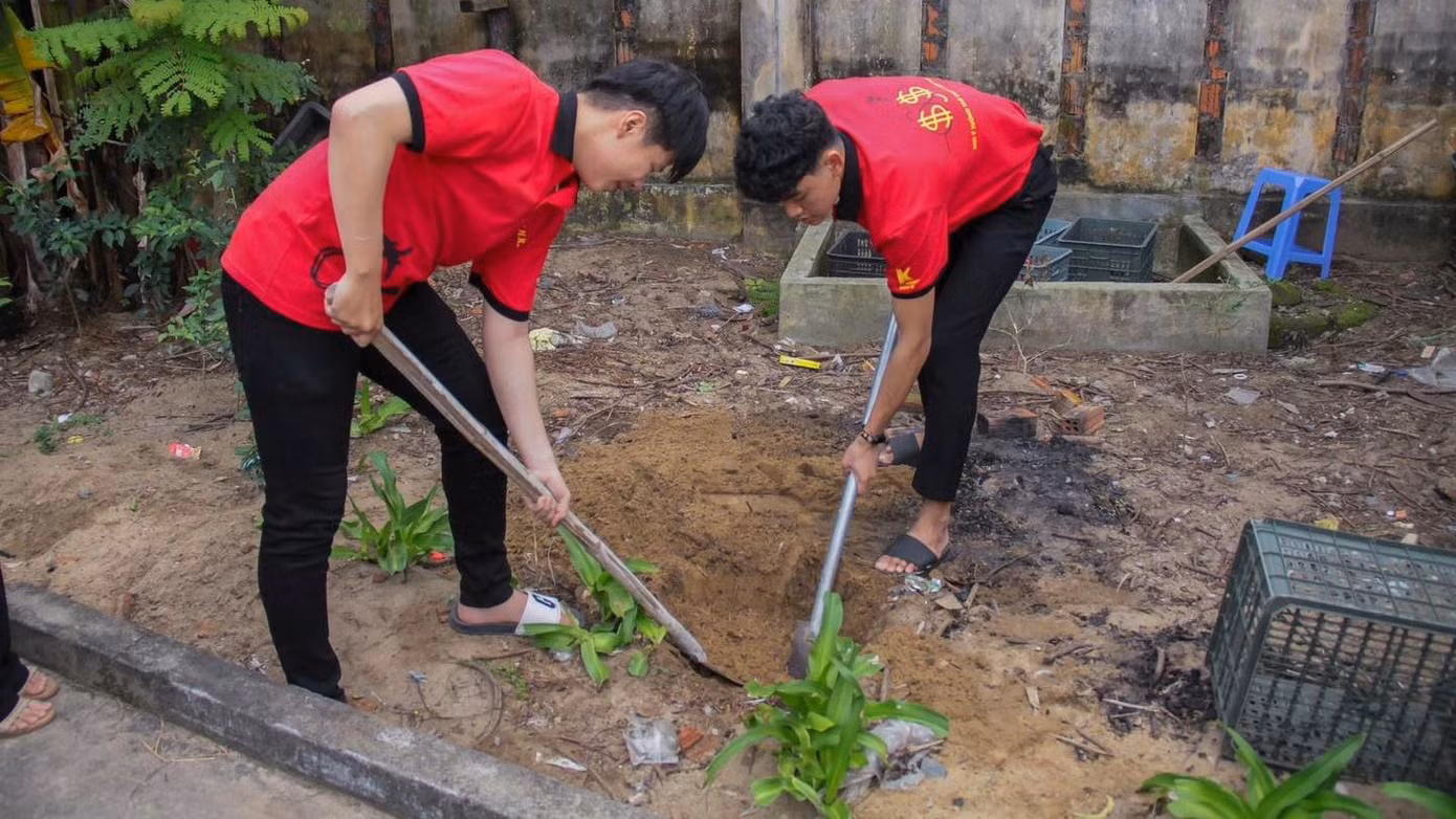 Việt Hoàng tham gia vào các hoạt động tình nguyện, hỗ trợ cộng đồng.