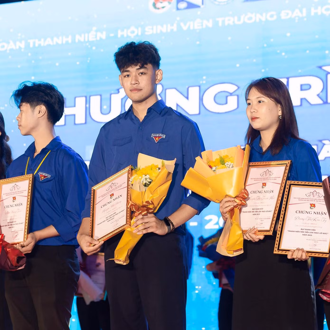 Việt Hoàng nhận giải thưởng Thanh niên tiên tiến làm theo lời Bác cấp trường năm 2023.