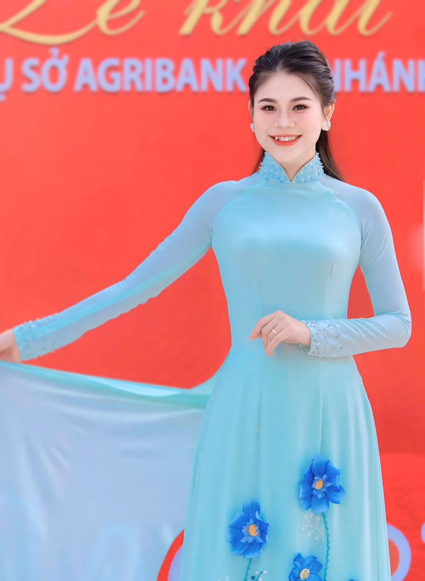 Hoài Thương luôn dẫn chương trình với tất cả đam mê. Với cô, sân khấu không có ranh giới, chỉ có sự tận tâm.