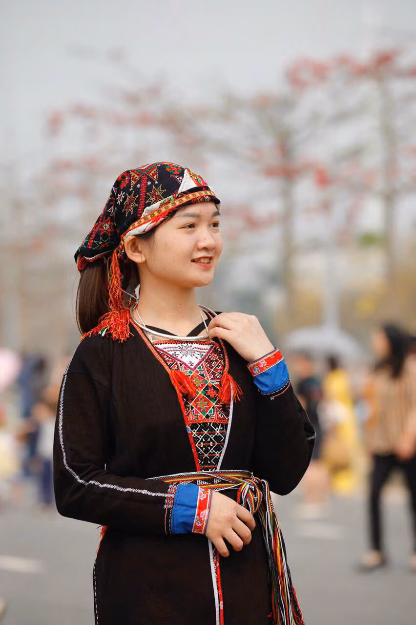 Đặng Huyền Trang là cô gái người dân tộc Dao quần trắng, quê Yên Bái. Đặng Huyền Trang là cô gái người dân tộc Dao quần trắng, quê Yên Bái.