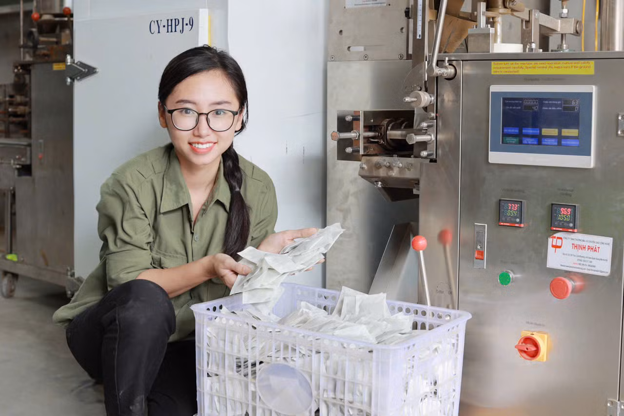 Chị Lan cẩn thận trong từng khâu sản xuất, chăm chút tỉ mỉ như chính tình yêu dành cho vườn cây của mình.