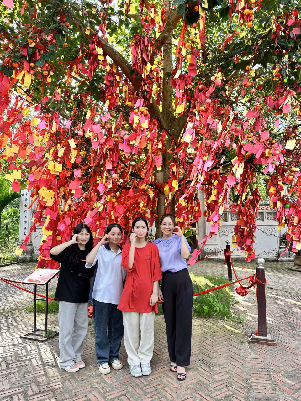 Đỗ Thị Thanh Tâm cùng cô Lương Thị Như Hoa và các bạn đội tuyển thăm Văn Miếu Quốc Tử Giám. Đỗ Thị Thanh Tâm cùng cô Lương Thị Như Hoa và các bạn đội tuyển thăm Văn Miếu Quốc Tử Giám.