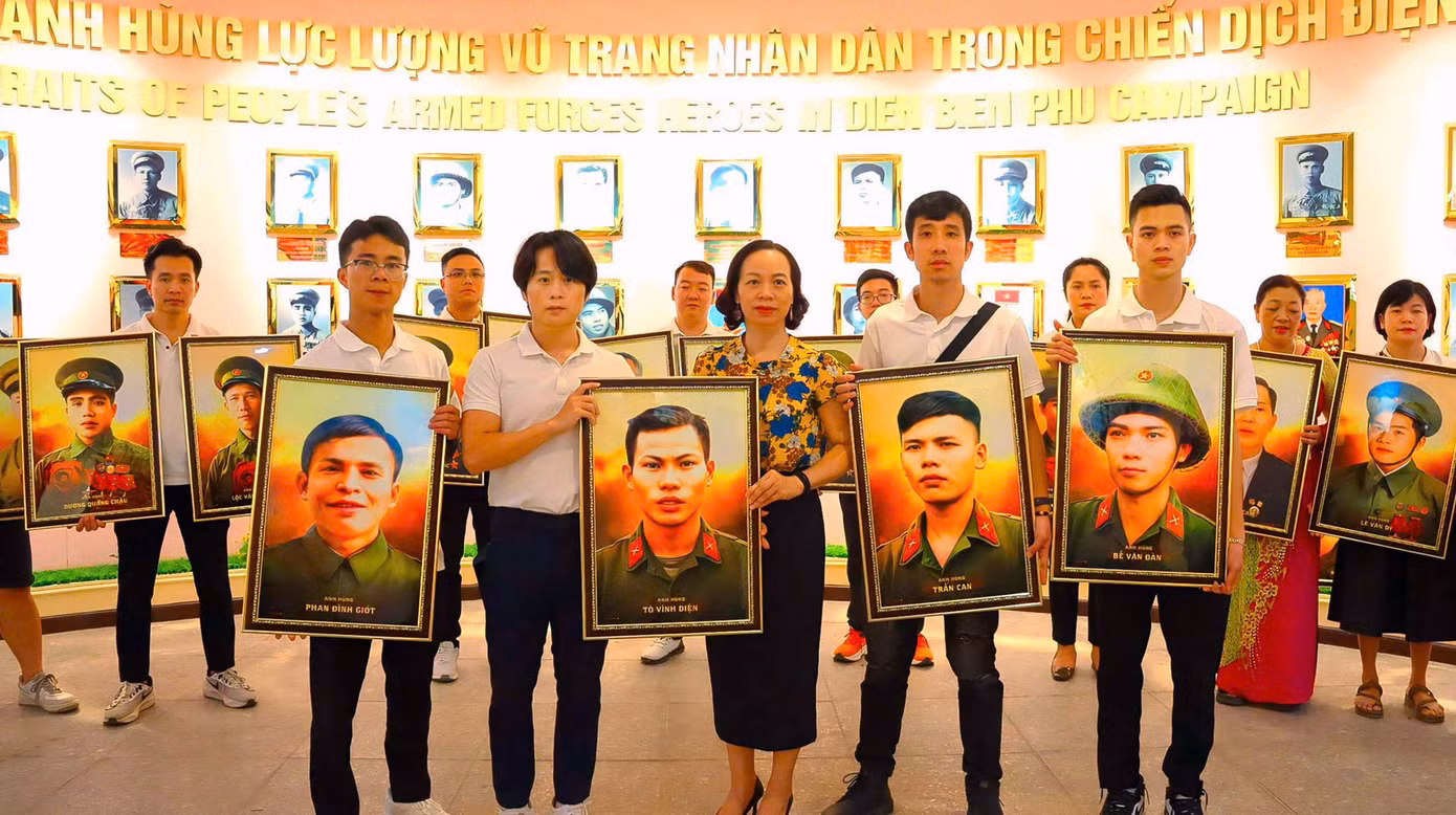 Văn Hoàng cùng đồng đội trao tặng 30 chân dung Anh hùng Lực lượng vũ trang nhân dân tại Bảo tàng Chiến thắng lịch sử Điện Biên Phủ. Văn Hoàng cùng đồng đội trao tặng 30 chân dung Anh hùng Lực lượng vũ trang nhân dân tại Bảo tàng Chiến thắng lịch sử Điện Biên Phủ.