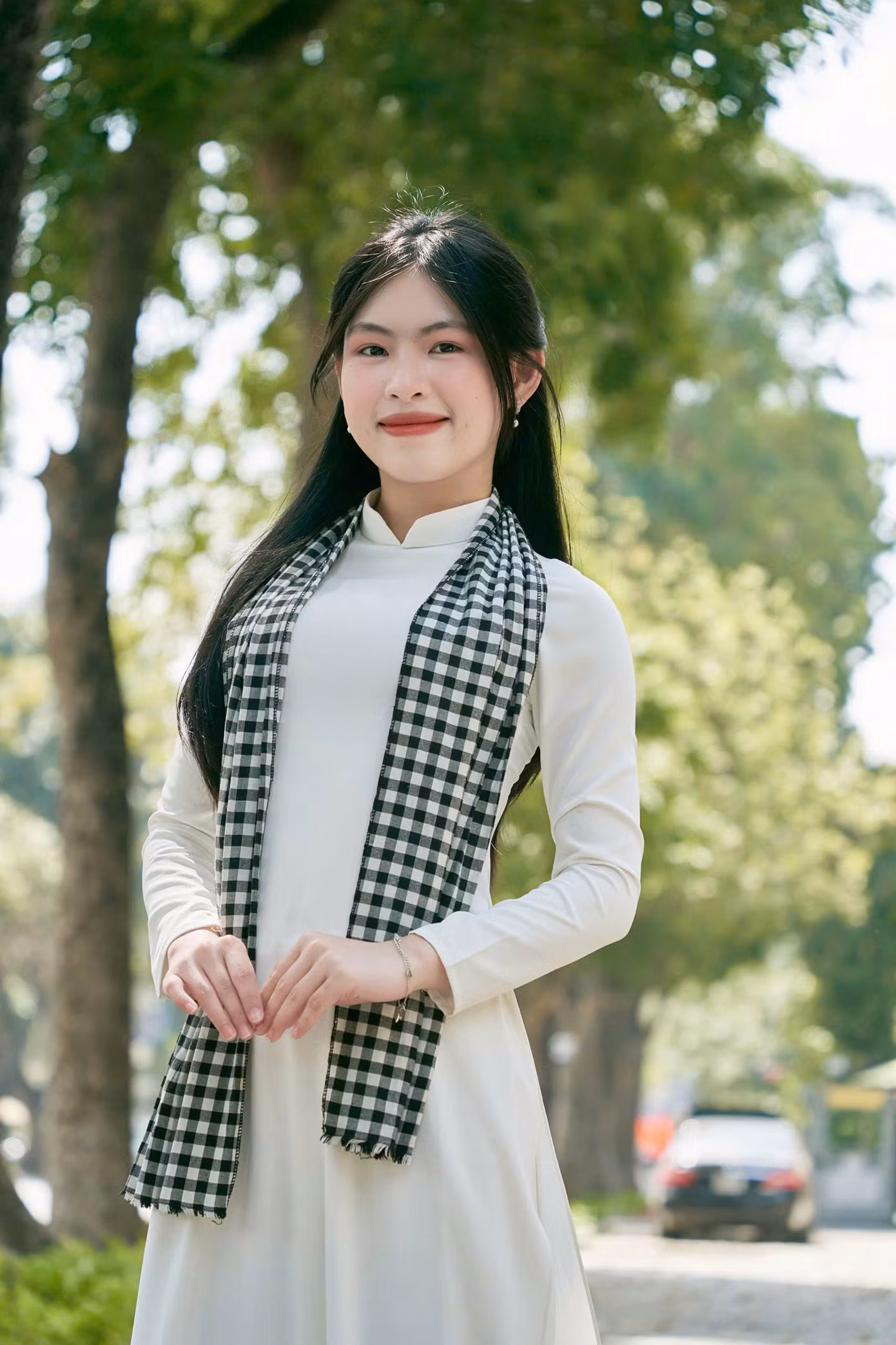 Mỗi bước đi trong tà áo dài là cách để Hà tôn vinh truyền thống và nhắc nhở trách nhiệm của tuổi trẻ trong việc xây dựng đất nước.
