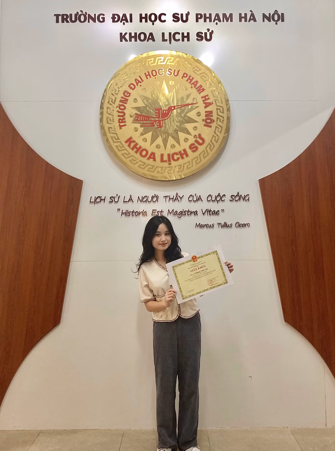 Thảo Chi nhận giấy khen “Đã có thành tích trong hoạt động rèn luyện nghiệp vụ sư phạm và nghiệp vụ nghề nghiệp năm học 2024 - 2025”. Thảo Chi nhận giấy khen “Đã có thành tích trong hoạt động rèn luyện nghiệp vụ sư phạm và nghiệp vụ nghề nghiệp năm học 2024 - 2025”.