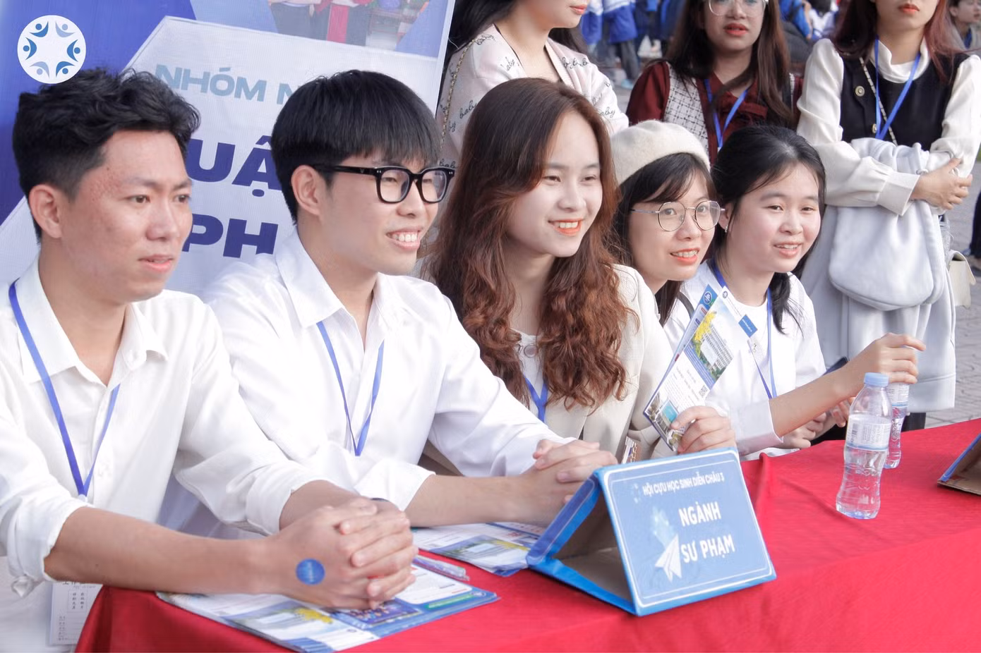 Các khu vực tư vấn đón tiếp rất nhiều sĩ tử đến lắng nghe chia sẻ (Ảnh: BTC)