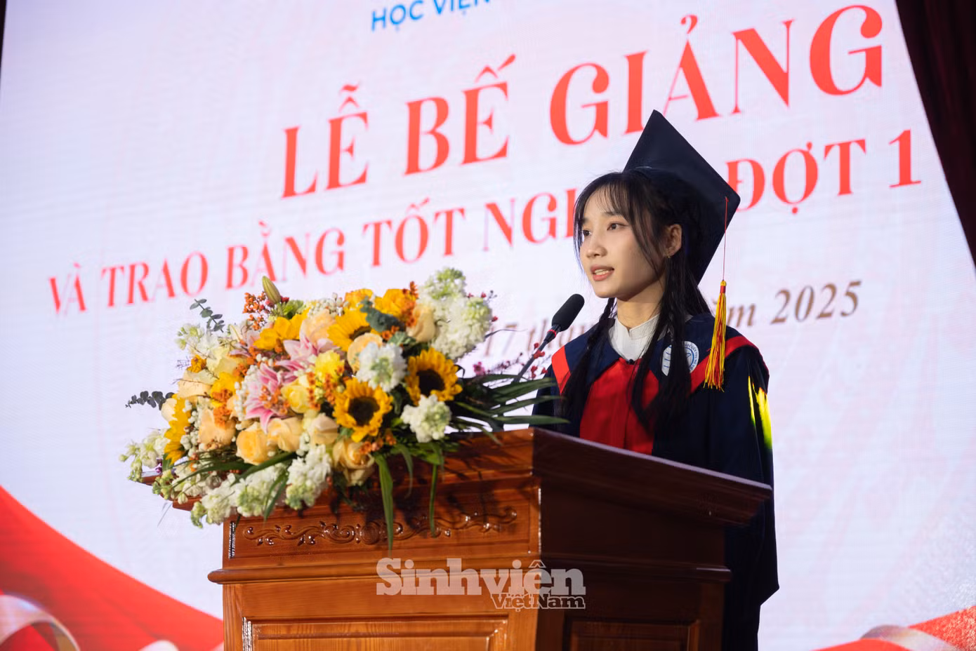 Tân cử nhân Nguyễn Thị Nhung - Thủ khoa tốt Học viện Phụ nữ Việt Nam chia sẻ những cảm nhận tại buổi lễ: “Thời gian chúng em đồng hành cùng Học viện không quá dài nhưng đủ để chúng em nhận thức được mình đang đứng ở đâu, mình muốn làm gì và mình cần làm gì. Sau thời gian học tập và rèn luyện tại học viện chúng em đã trưởng thành hơn, có niềm tin vững chắc về bản thân, cuộc sống, những dự định tương lai...Trên hành trình chinh phục sự nghiệp phía trước, chúng em xin hứa sẽ mang hết kiến thức, kỹ năng đã được trang bị với một thái độ nghiêm túc, phấn đấu trở thành niềm tự hào của các thầy cô và là tấm gương của thế hệ sinh viên mai sau.”