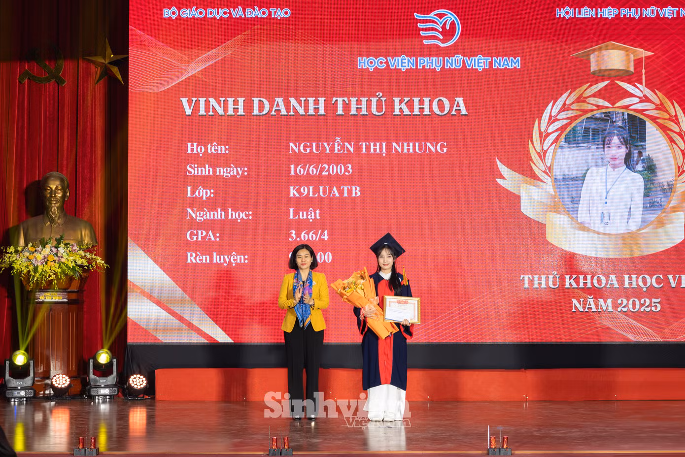 Bà Nguyễn Thị Tuyến - Ủy viên BCH Trung ương Đảng, Chủ tịch Hội Liên hiệp Phụ nữ Việt Nam trao khen thưởng Thủ khoa Học viện và Thủ khoa các ngành.