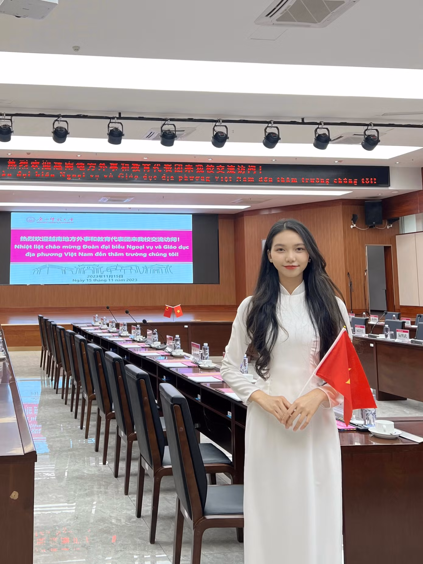 Thu Trang tham gia đón tiếp đoàn Đại biểu Ngoại vụ và Giáo dục địa phương Việt Nam đến thăm trường.