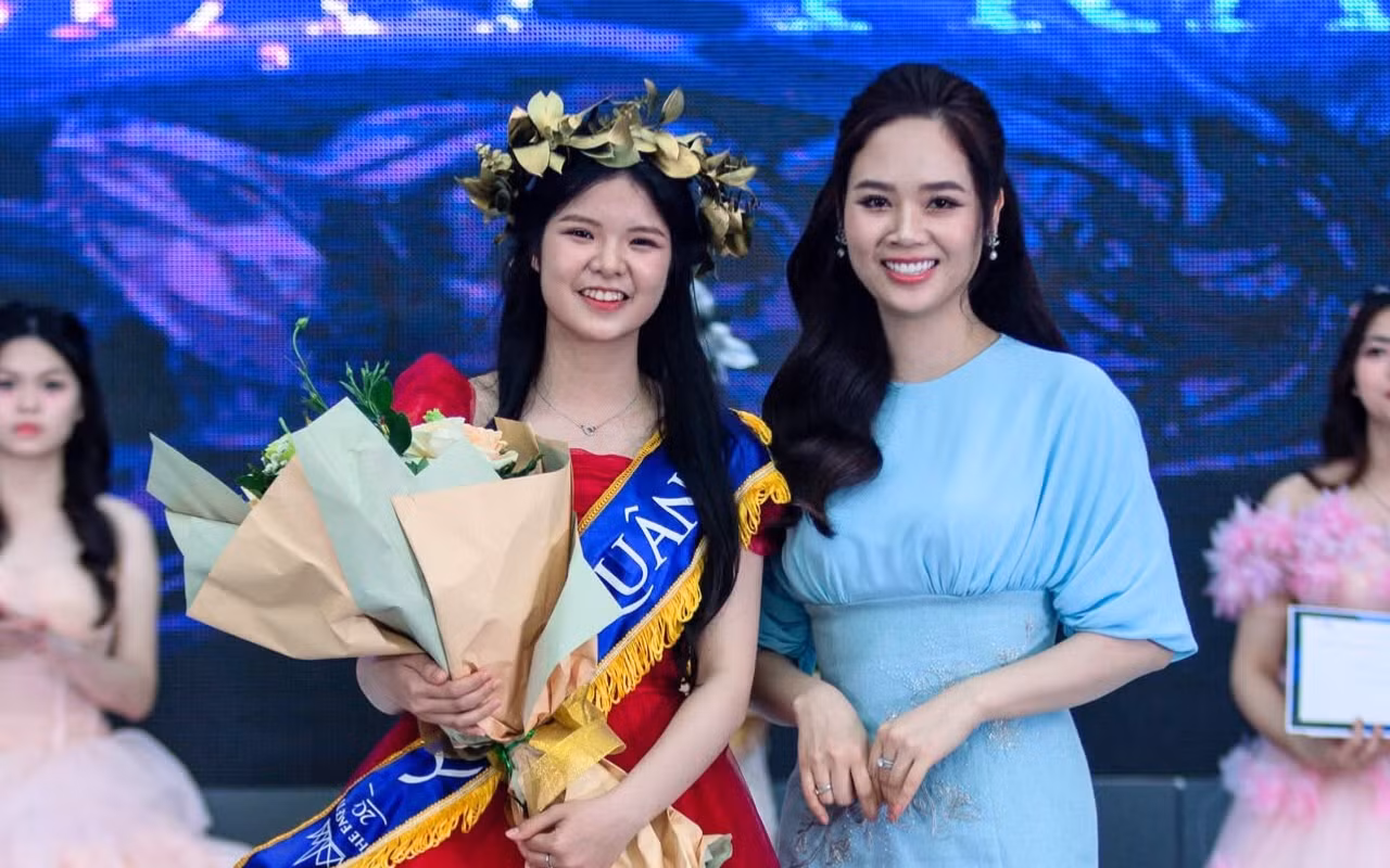 Hoa hậu Việt Nam 2002 Phạm Thị Mai Phương, cựu học sinh trường THPT chuyên Trần Phú, giám khảo cuộc thi The Face TPC, trao giải Quán quân cho Huyền Thương. Hoa hậu Việt Nam 2002 Phạm Thị Mai Phương, cựu học sinh trường THPT chuyên Trần Phú, giám khảo cuộc thi The Face TPC, trao giải Quán quân cho Huyền Thương.