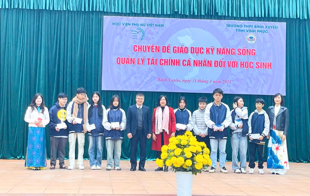 Cô giáo Nguyễn Thị Chúc Hà - Phó Hiệu trưởng Trường THPT Bình Xuyên cùng đoàn công tác của Học viện Phụ nữ Việt Nam thay mặt Công ty TNHHMTV Xây dựng và Thương mại Hoàng Gia trao quà cho các em học sinh vượt khó vươn lên trong học tập. Ảnh: Hoài An Cô giáo Nguyễn Thị Chúc Hà - Phó Hiệu trưởng Trường THPT Bình Xuyên cùng đoàn công tác của Học viện Phụ nữ Việt Nam thay mặt Công ty TNHHMTV Xây dựng và Thương mại Hoàng Gia trao quà cho các em học sinh vượt khó vươn lên trong học tập. Ảnh: Hoài An
