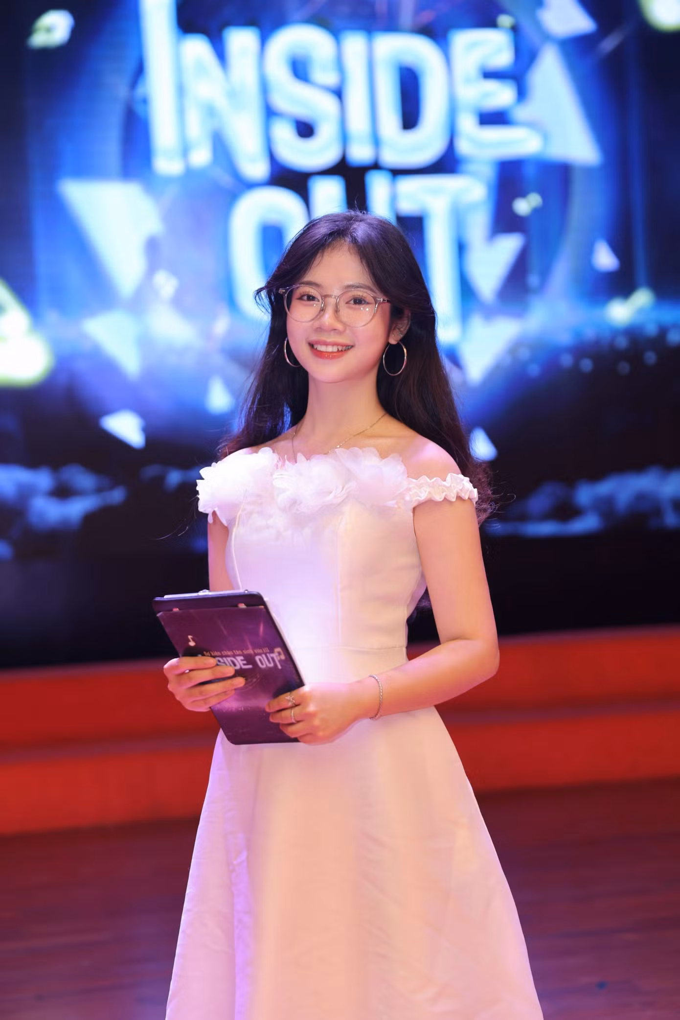 Giờ đây, đứng trên sân khấu để chia sẻ là niềm đam mê mãnh liệt của Hương Trang. Giờ đây, đứng trên sân khấu để chia sẻ là niềm đam mê mãnh liệt của Hương Trang.
