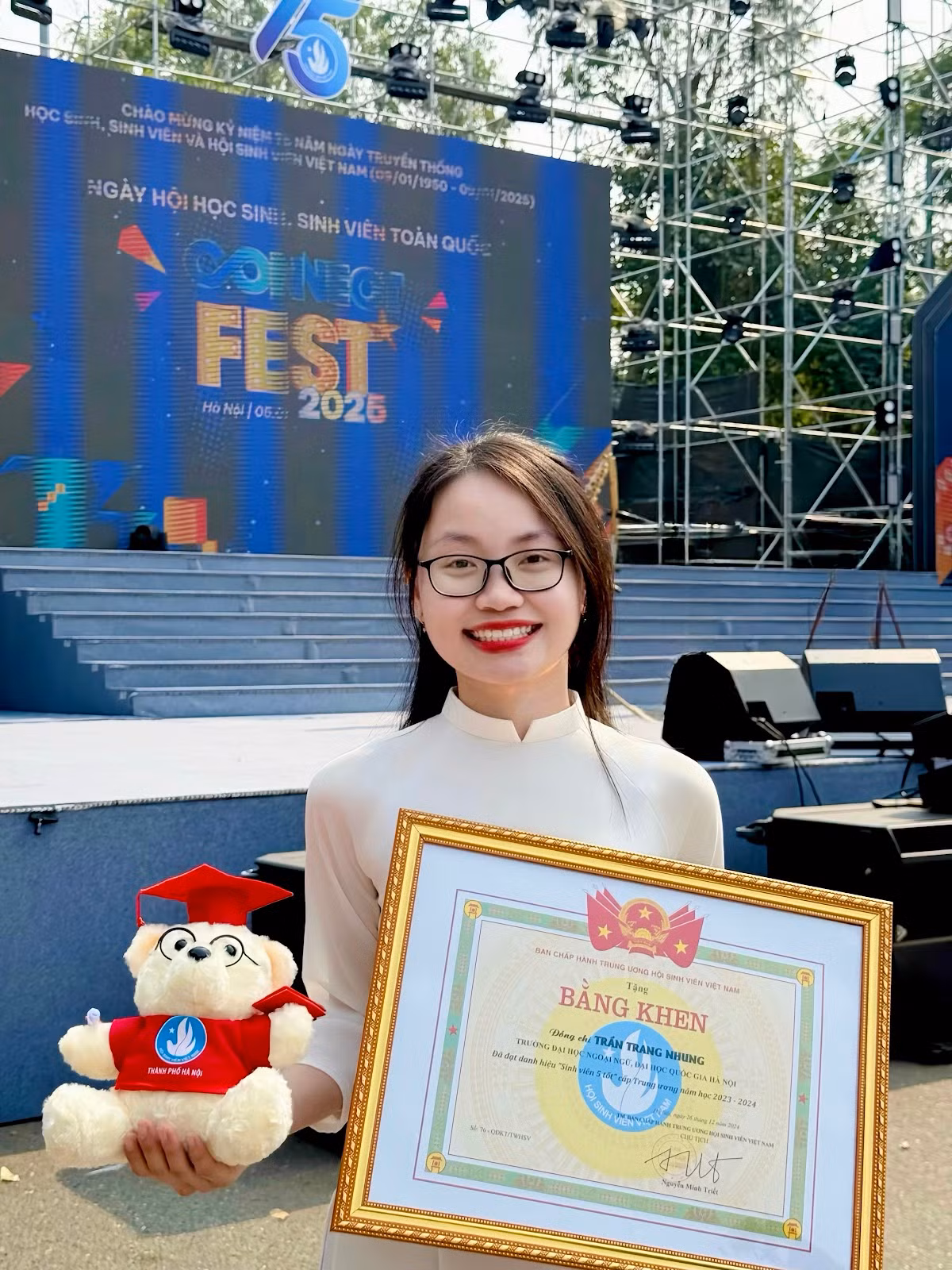 Trang Nhung vinh dự nhận danh hiệu Sinh viên 5 tốt cấp Trung ương năm học 2023-2024. Trang Nhung vinh dự nhận danh hiệu Sinh viên 5 tốt cấp Trung ương năm học 2023-2024.