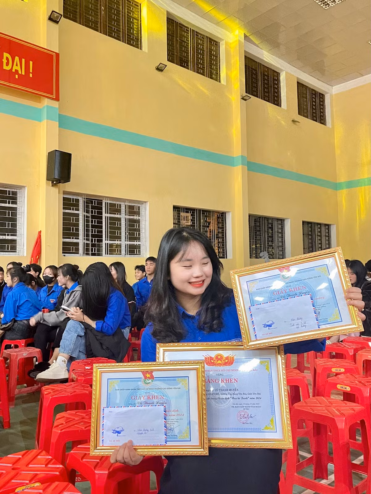 Thanh Huyền tự hào nhận giấy khen Đoàn viên tiêu biểu, khẳng định vai trò tích cực và đóng góp nổi bật trong các phong trào Đoàn Thanh niên.