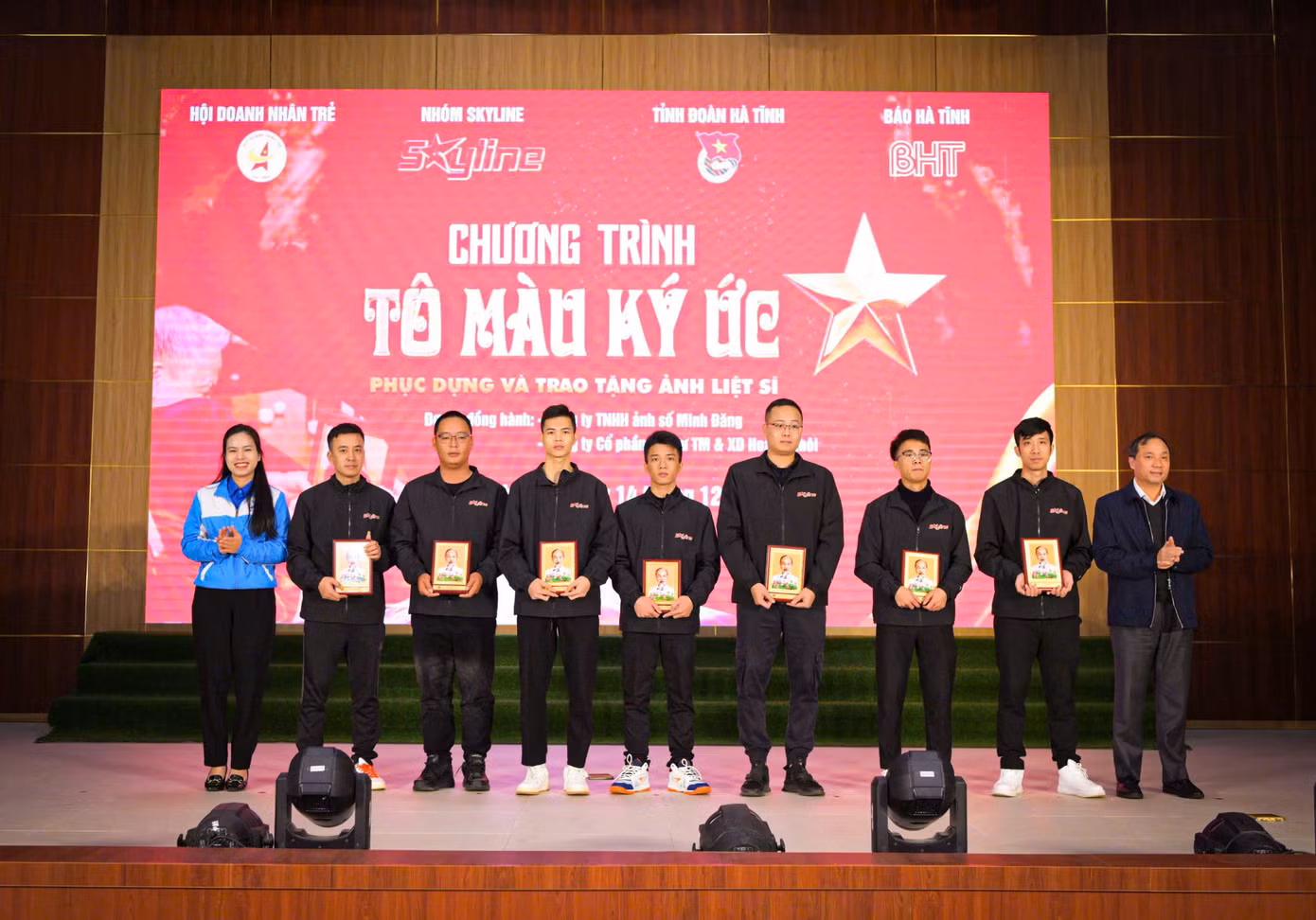 Văn Hoàng cùng các thành viên trong nhóm tại Chương trình Tô màu ký ức phục dựng và trao tặng ảnh liệt sĩ. Văn Hoàng cùng các thành viên trong nhóm tại Chương trình Tô màu ký ức phục dựng và trao tặng ảnh liệt sĩ.