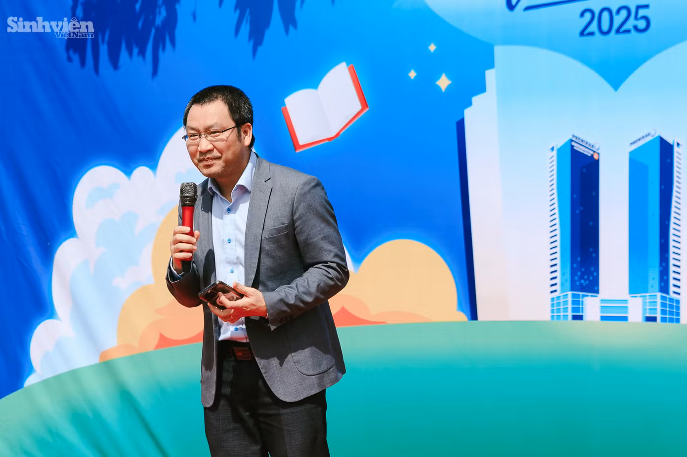 Phát biểu tại buổi lễ, Tiến sĩ Lê Anh Sơn - Phó Hiệu trưởng Nhà trường đã bày tỏ niềm hân hoan khi Trường Đại học Phenikaa tổ chức sự kiện ý nghĩa này. Ông nhấn mạnh rằng chủ đề của ngày hội năm nay không chỉ là một thông điệp mà còn là một lời kêu gọi sâu sắc đến toàn thể cộng đồng, đặc biệt là sinh viên, về việc nhìn nhận lại giá trị cốt lõi của tri thức trong kỷ nguyên mới. Theo Phó Hiệu trưởng, việc đọc sách ngày nay không đơn thuần là tiếp nhận thông tin mà còn là quá trình thấu hiểu sâu sắc, khơi gợi tư duy phản biện và sáng tạo, đồng thời bồi dưỡng những giá trị nhân văn sâu sắc trong tâm hồn mỗi người.