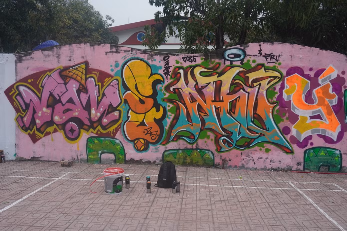 Những bức tranh graffiti đầy màu sắc đã biến bức tường cũ của trường mẫu giáo Lê Quý Đôn thành một tác phẩm nghệ thuật đón Xuân. Những bức tranh graffiti đầy màu sắc đã biến bức tường cũ của trường mẫu giáo Lê Quý Đôn thành một tác phẩm nghệ thuật đón Xuân.