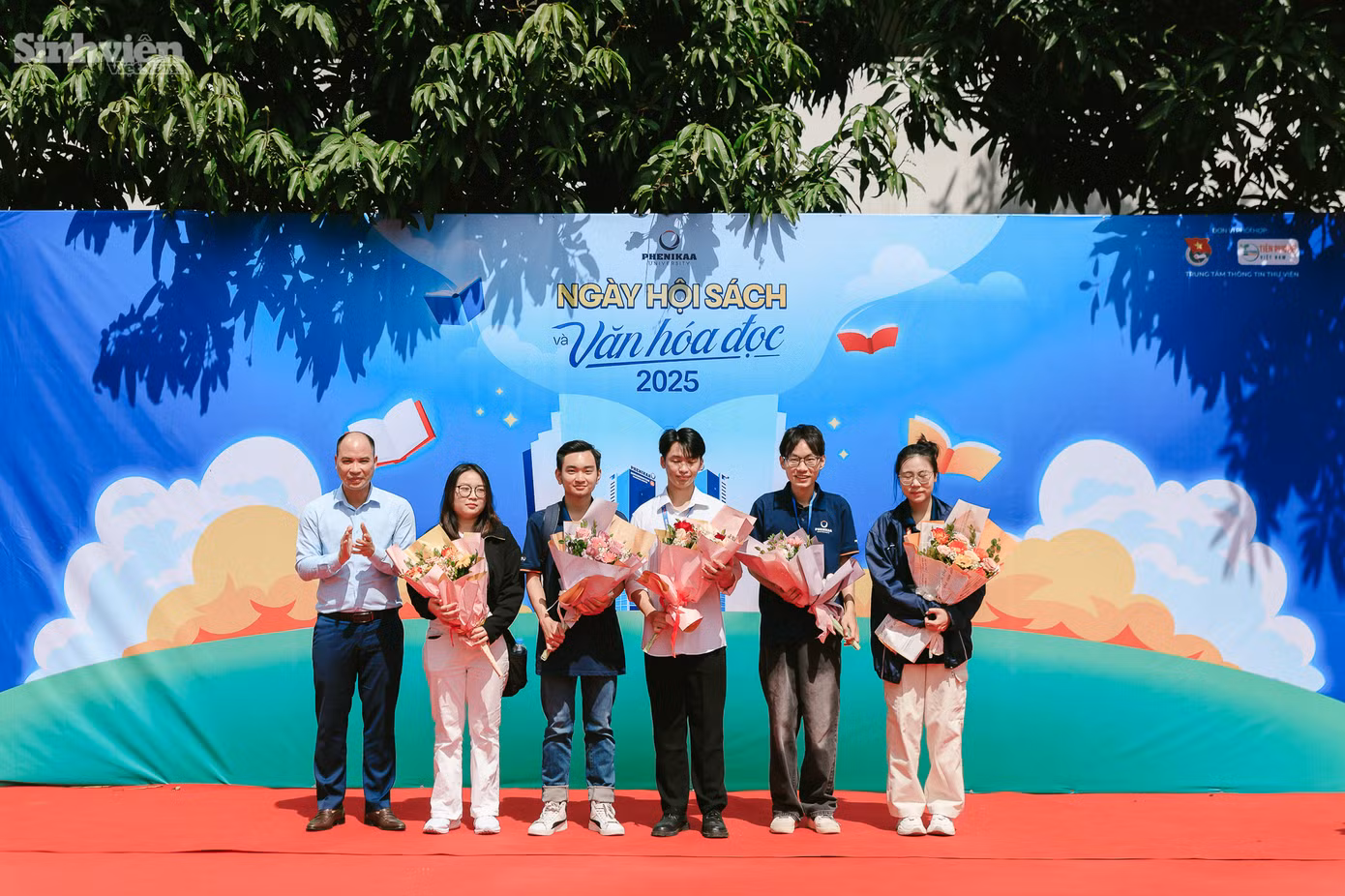 Điểm nhấn đặc biệt trong chương trình khai mạc còn là lễ trao giải cuộc thi sáng tác ấn phẩm truyền thông Phenikaa Student Council 2025 với chủ đề "Văn hóa học đường năm học 2024 - 2025". Cuộc thi ý nghĩa này được tổ chức nhằm khuyến khích sinh viên thể hiện nhận thức sâu sắc và những nét đẹp văn hóa học đường thông qua các sản phẩm truyền thông sáng tạo. Ban tổ chức đã vinh danh 12 tác phẩm xuất sắc nhất, các tác phẩm được đánh giá cao bởi khả năng truyền tải trọn vẹn thông điệp và tạo ấn tượng mạnh mẽ đối với người xem.