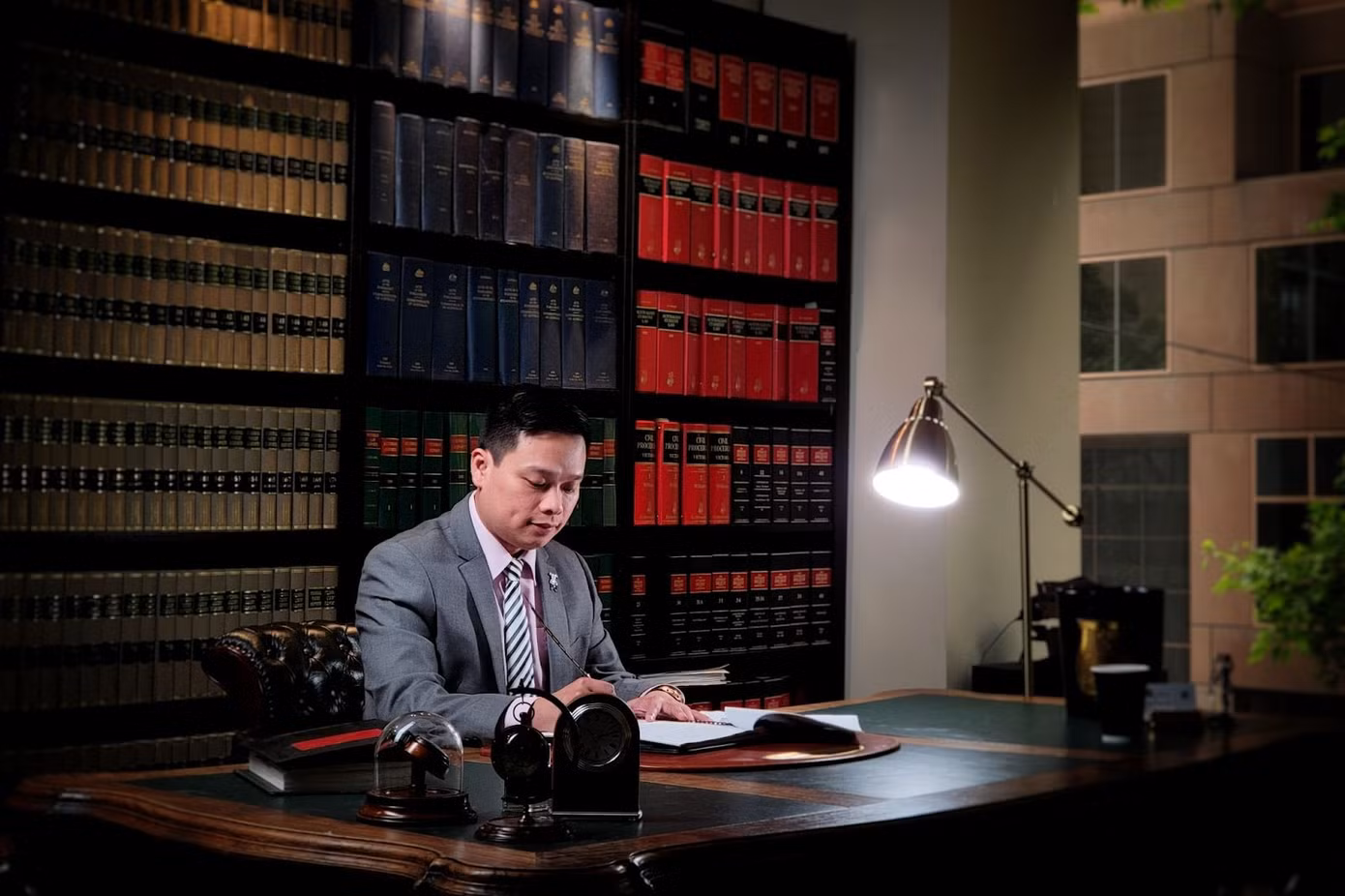Luật sư, TS. Nguyễn Thành Tô (Solis Lawyers Australia VietNam): "Thông tư này áp dụng đối với người dạy thêm, người học thêm; tổ chức, cá nhân tổ chức dạy thêm, học thêm và các tổ chức, cá nhân có liên quan." Điều này có nghĩa rằng không chỉ những người trực tiếp giảng dạy mà cả các tổ chức, công ty, trung tâm môi giới gia sư cũng thuộc phạm vi điều chỉnh của Thông tư."