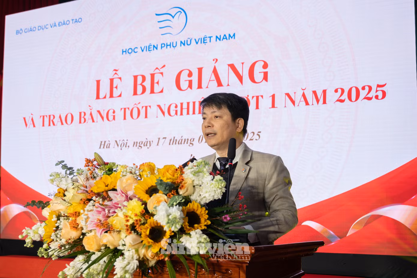 PGS.TS Trần Quang Tiến - Bí thư Đảng ủy, Giám đốc Học viện Phụ nữ Việt Nam nhắn nhủ tới các tân cử nhân, tân thạc sĩ: “Thầy hy vọng các em sẽ tiếp tục phấn đấu, coi dấu mốc tốt nghiệp đại học, tốt nghiệp Thạc sĩ là bước đệm cho chặng hành trình mới không ngừng lao động, không ngừng sáng tạo để đóng góp thiết thực cho sự phát triển của đất nước trong kỷ nguyên mới, kỷ nguyên vươn mình của dân tộc.”