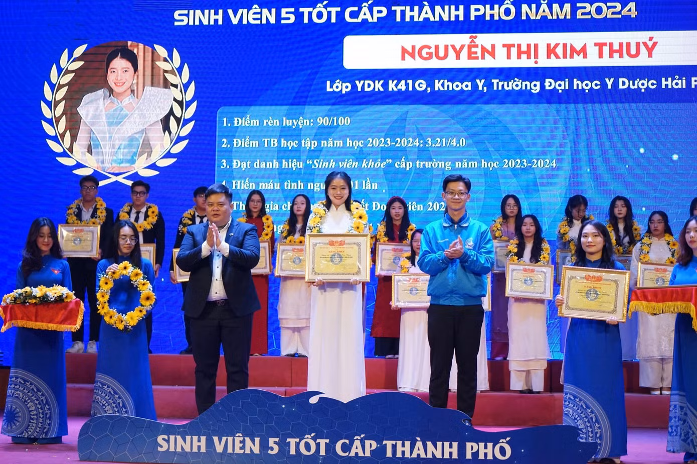 Kim Thúy nhận giấy khen Sinh viên 5 tốt cấp Thành phố năm 2024.