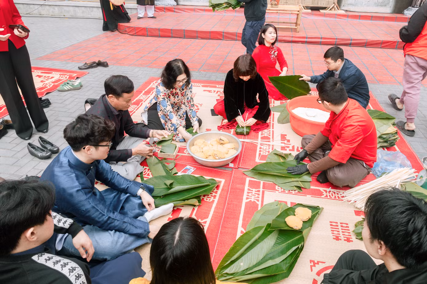Các thầy cô tham gia hoạt động gói bánh chưng. Các thầy cô tham gia hoạt động gói bánh chưng.