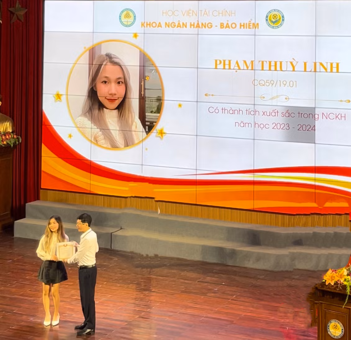 Thùy Linh được khen thưởng xuất sắc trong nghiên cứu khoa học.