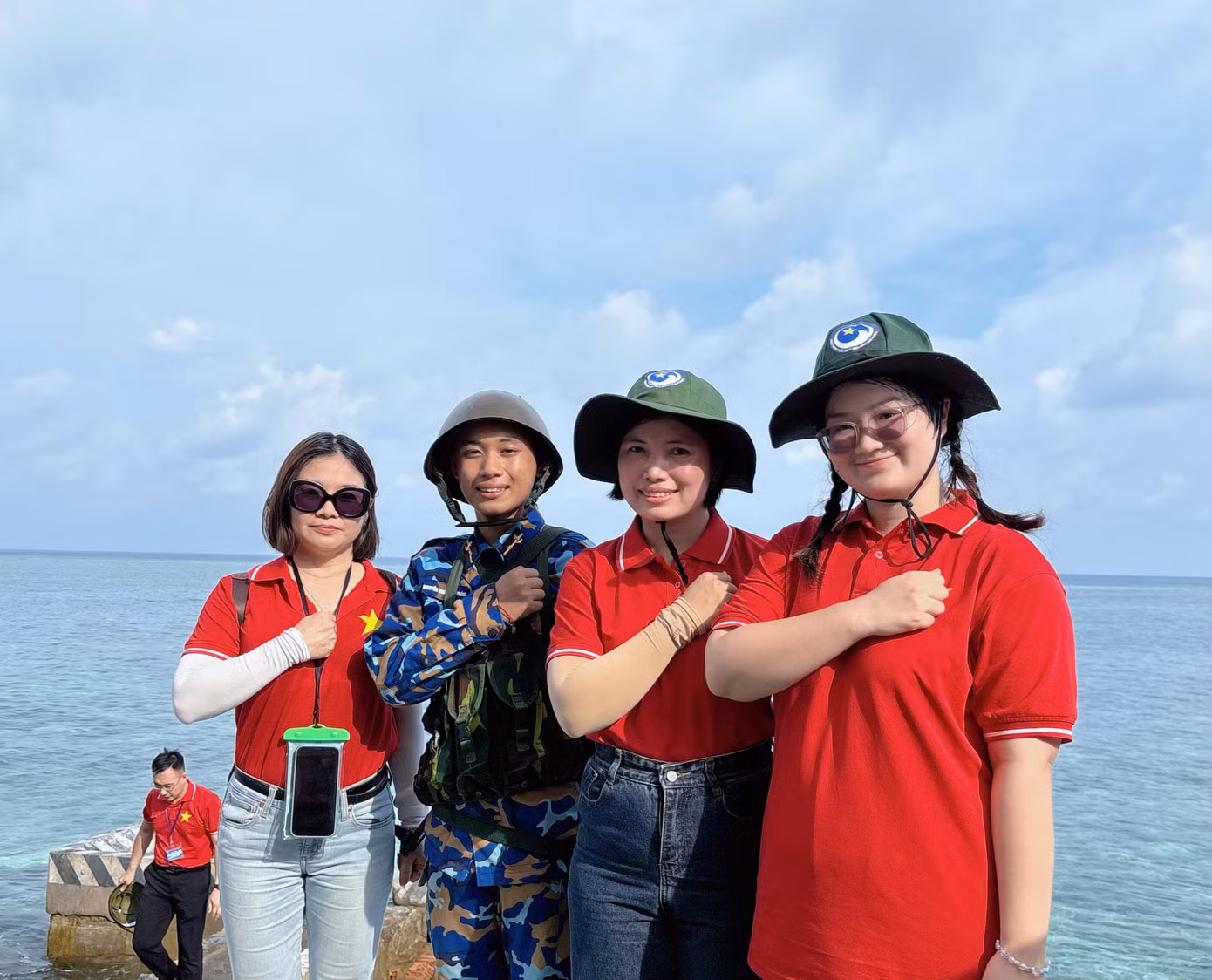 Nụ cười của người trẻ tại đảo Len Đao, đầy tự hào về màu cờ trên ngực áo.