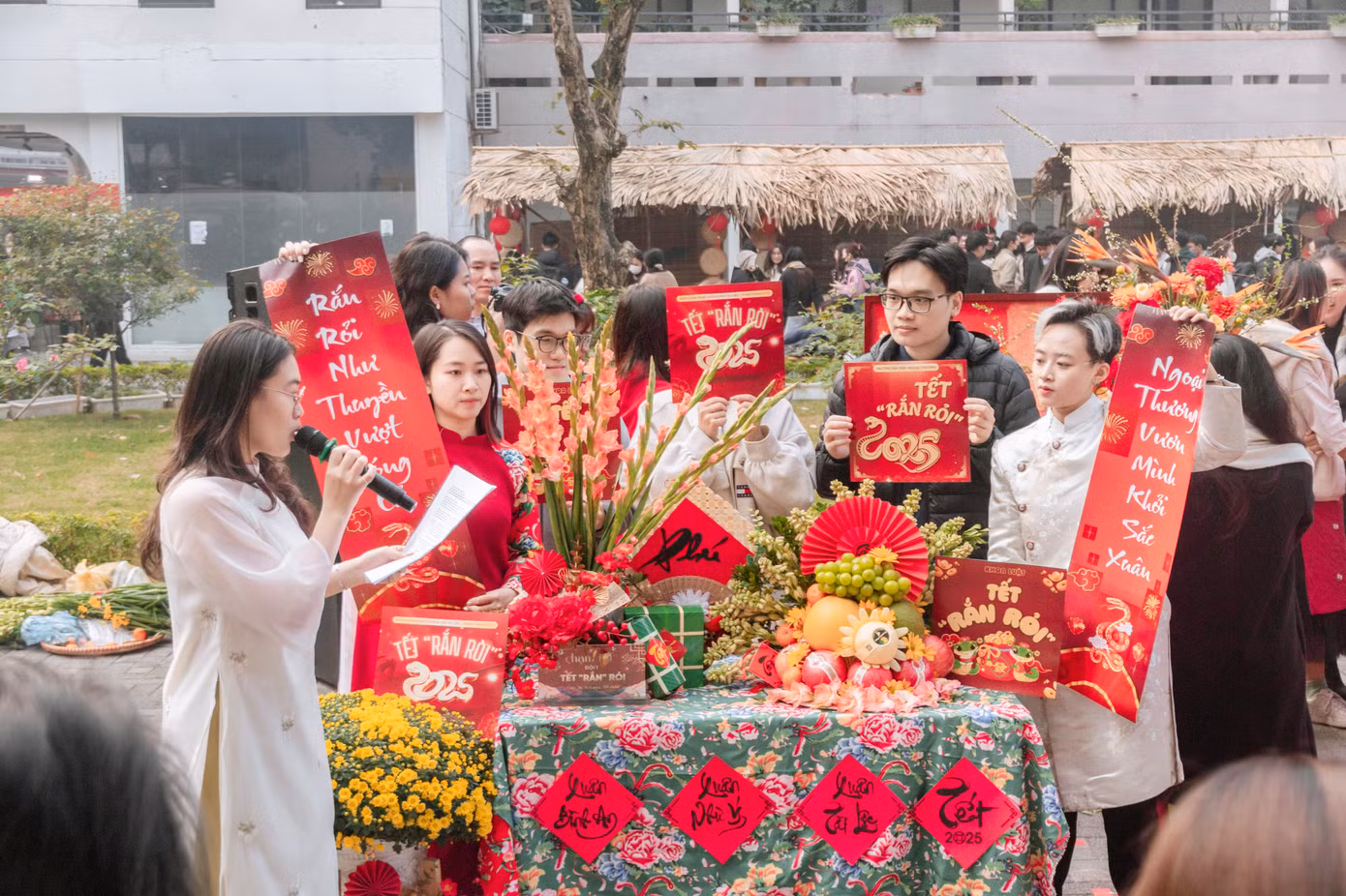 Các bạn sinh viên thuyết trình về Cắm hoa Tết và Trưng bày mâm ngũ quả tại cuộc thi. Các bạn sinh viên thuyết trình về Cắm hoa Tết và Trưng bày mâm ngũ quả tại cuộc thi.
