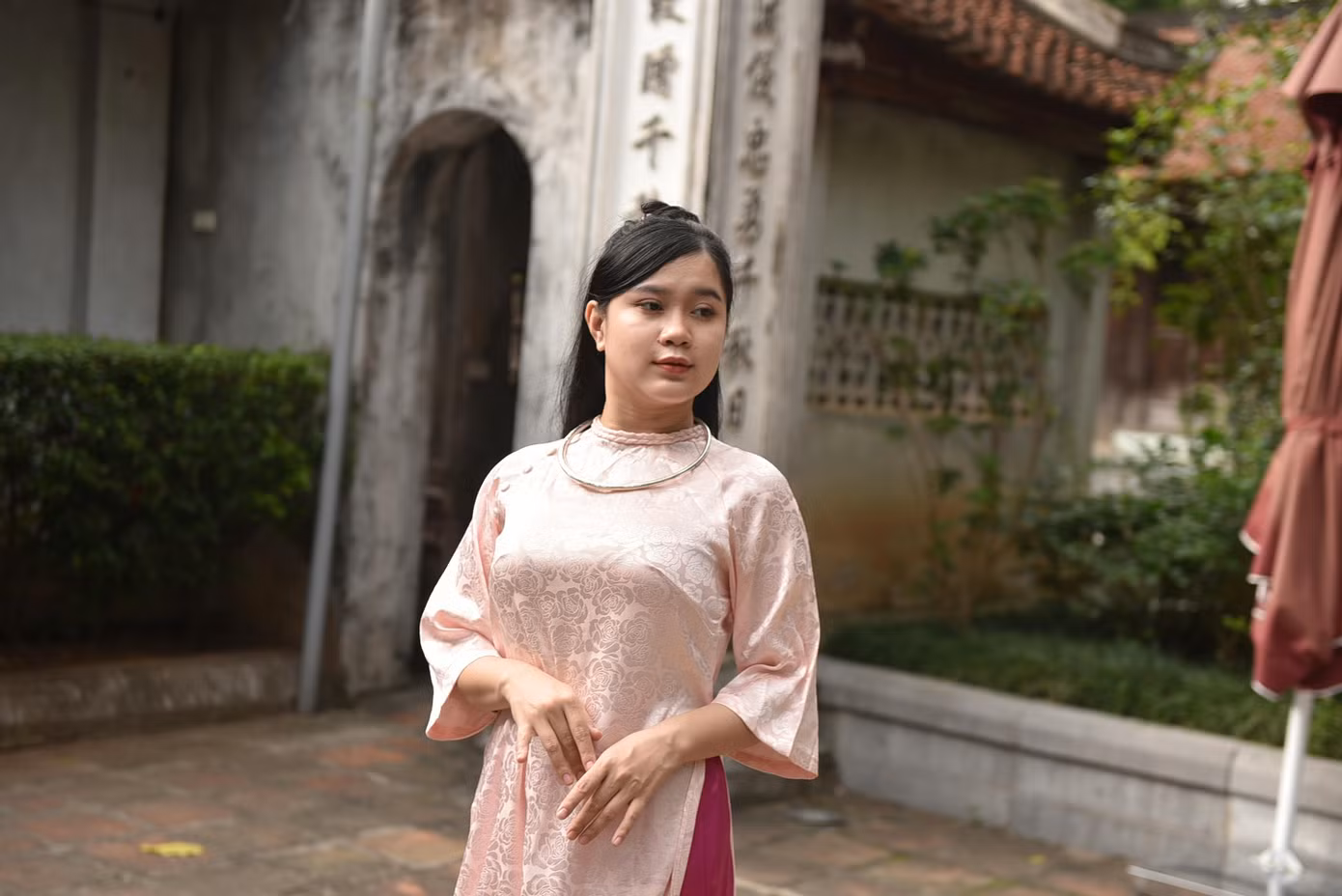 Gen Z thướt tha trong tà áo dài Tết. Ảnh: Felix Young